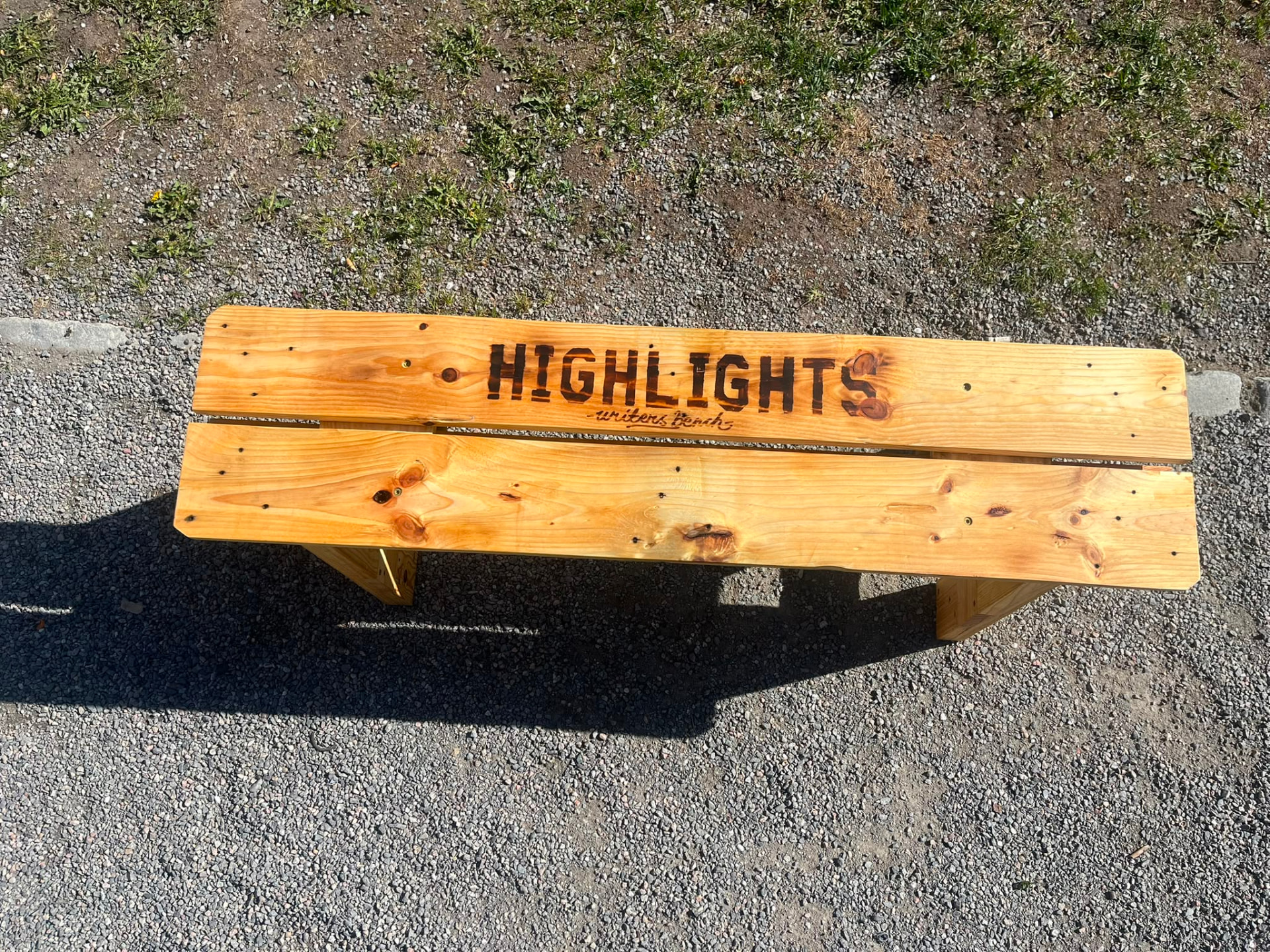 Pallbänk med inbränd text 'Highlights writers bench'